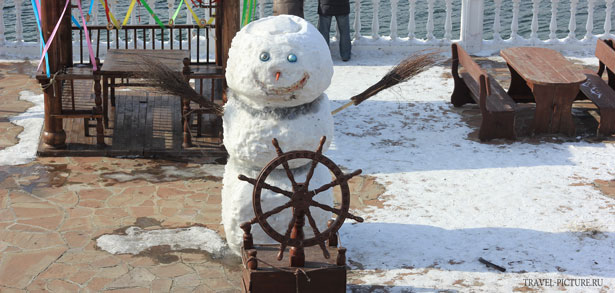 снеговик на озере Байкал