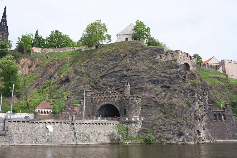 tunnel-v-vyshegradskoj-skale