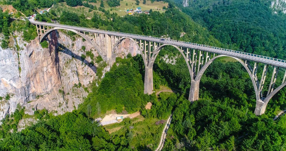 Мост в окрестностях Черногории