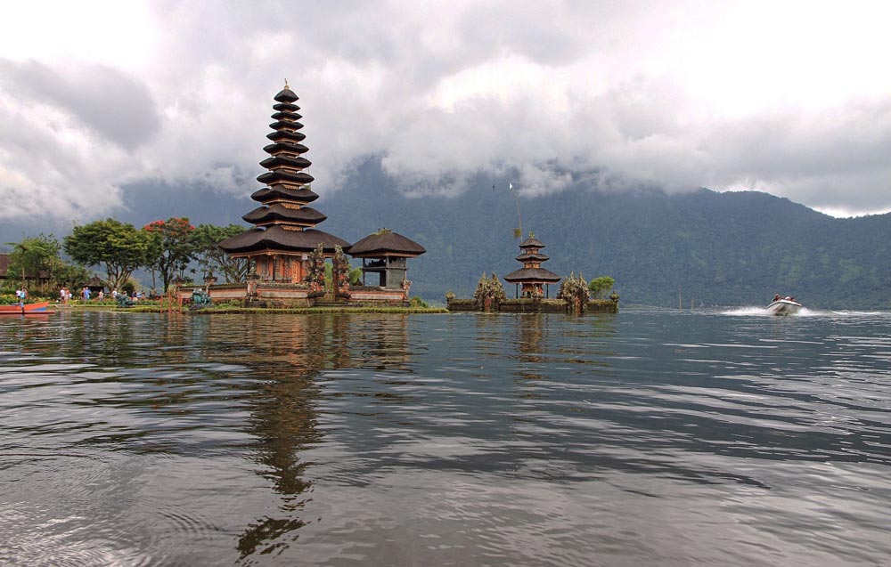 пагода в Индонезии