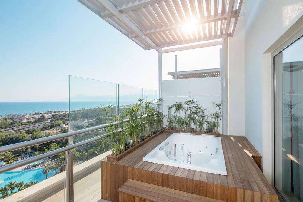 балкон с ванной и видом на море
