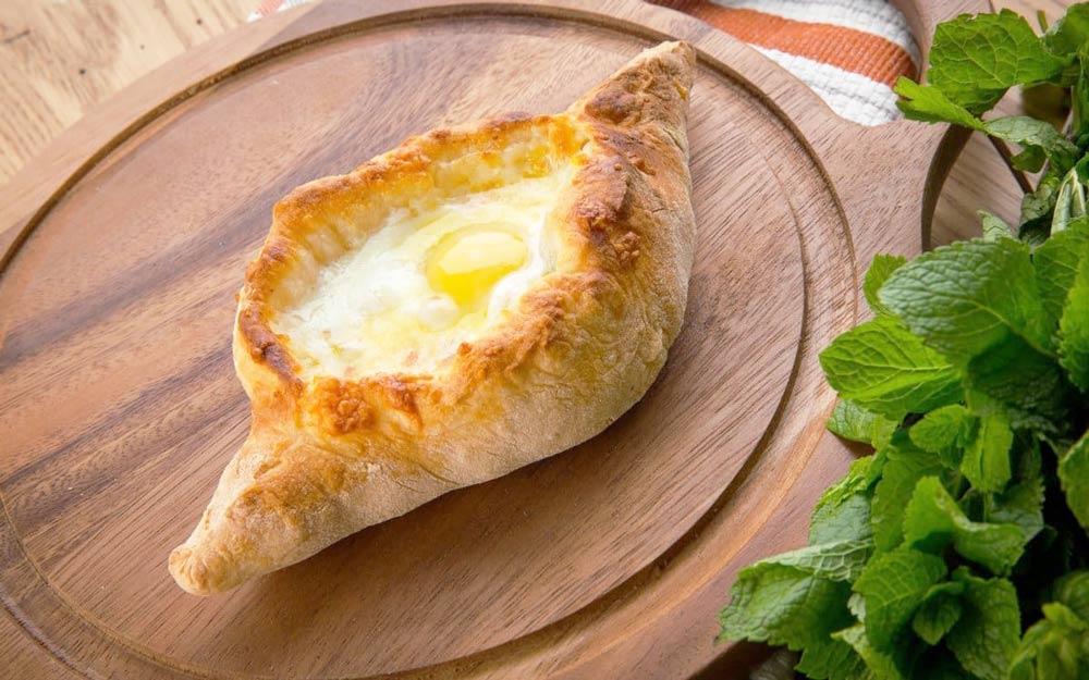 Грузинский хлеб с сыром и яйцом