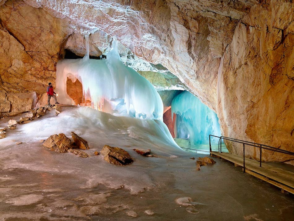 Пещера ледников Айсризенвельт в Верфене