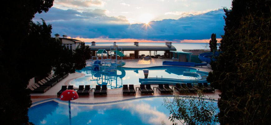 Отель с бассейном в Ялте